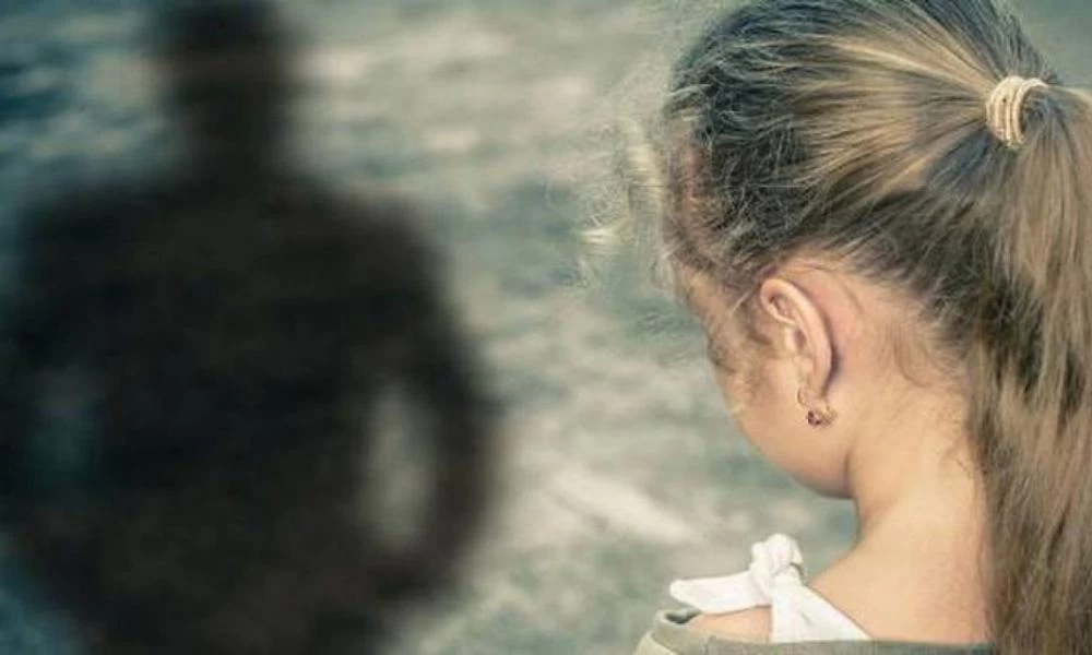 Τι λέει ο αστυνομικός που κατηγορείται για ασέλγεια στην κόρη του